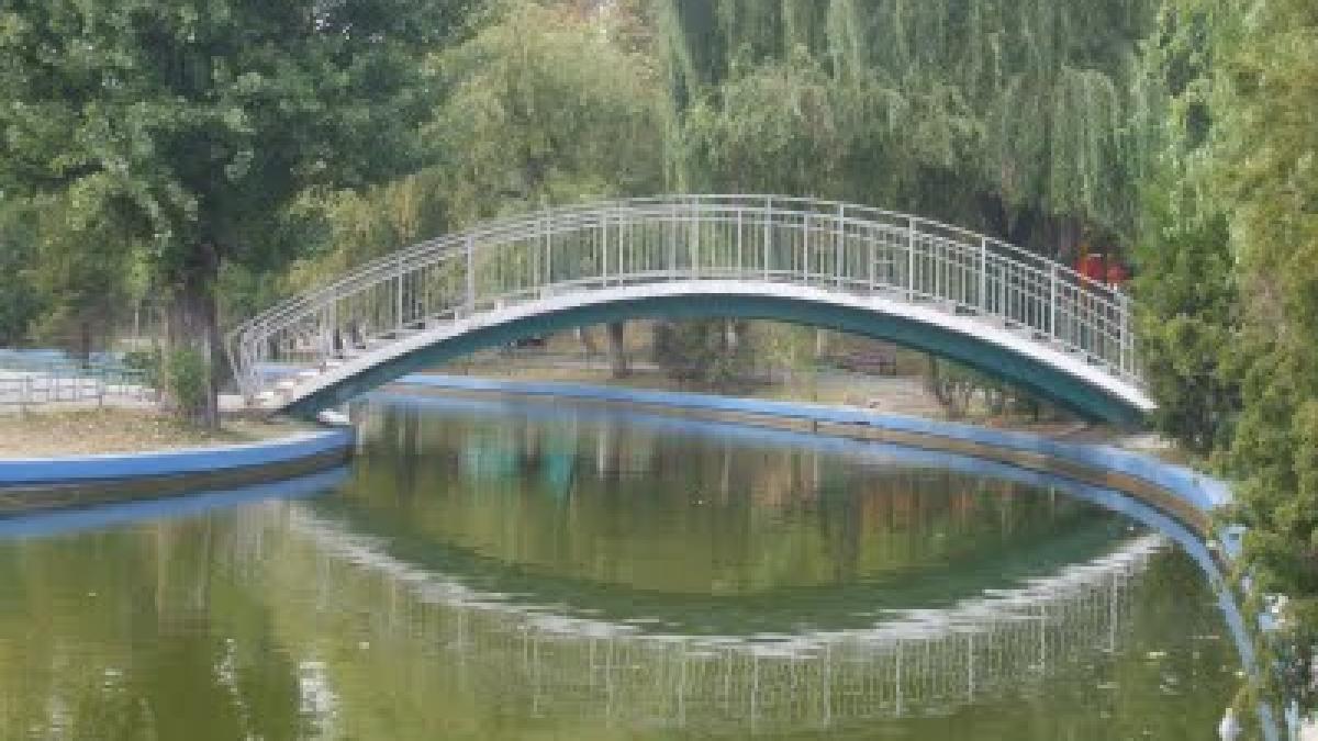 un paznic dintr un parc din capitala a amenintat cativa copii cu pistolul