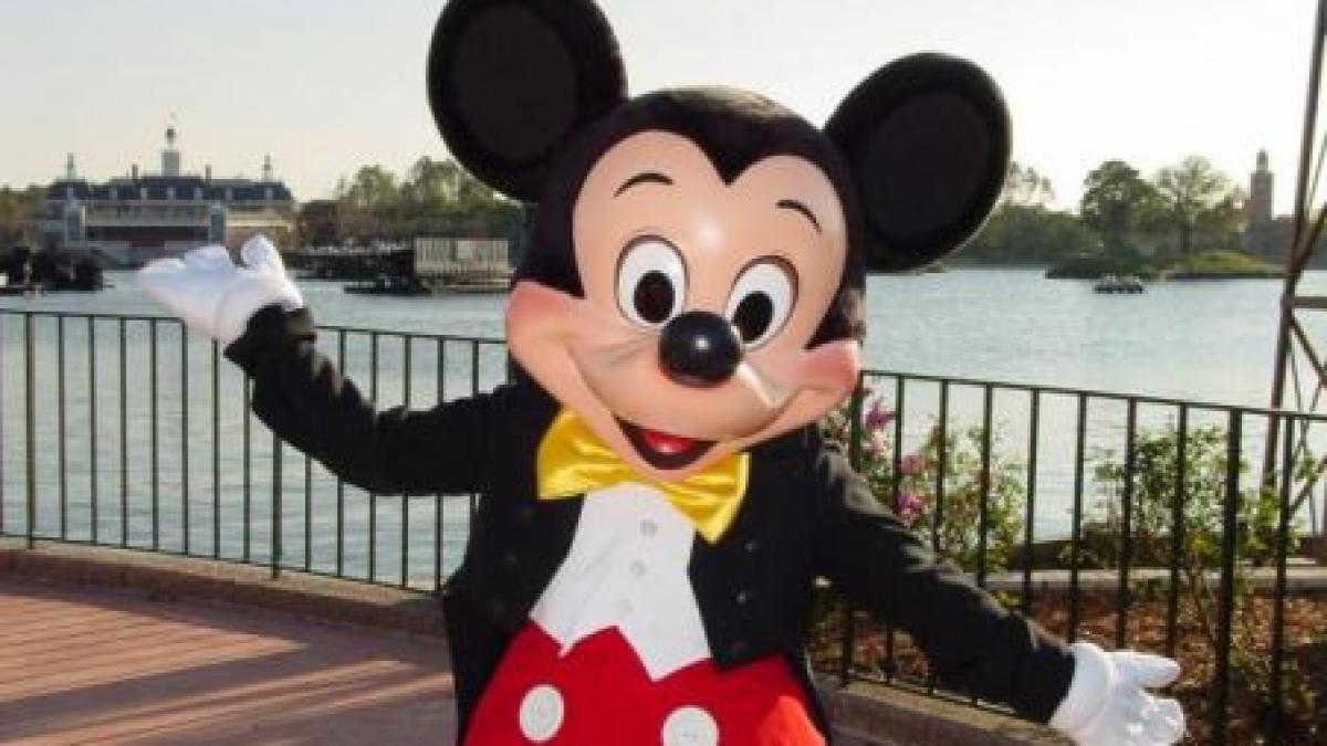 cersetorii romani deghizati in mickey mouse agreseaza turistii berlinului