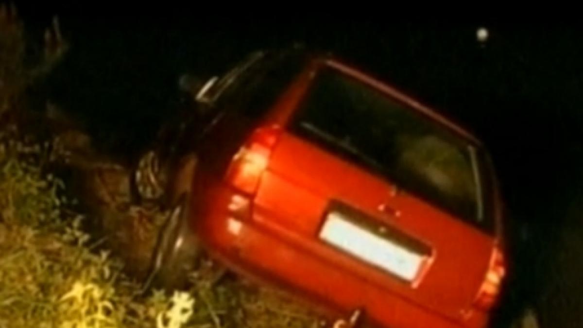 În loc să pornească înainte, o maşină a plecat în marşarier şi s-a scufundat în lac. Şoferul a murit