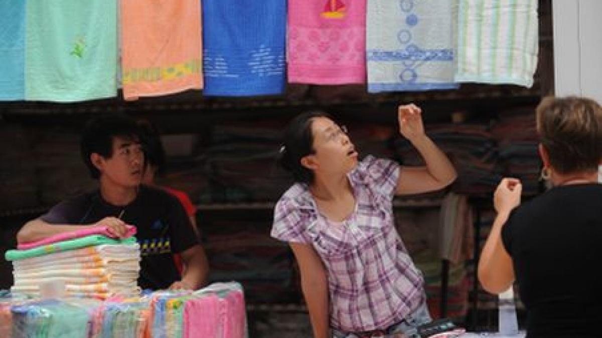 comerciantii din china town si au scos marfa la vanzare fara case de marcat sub ochii lui boc