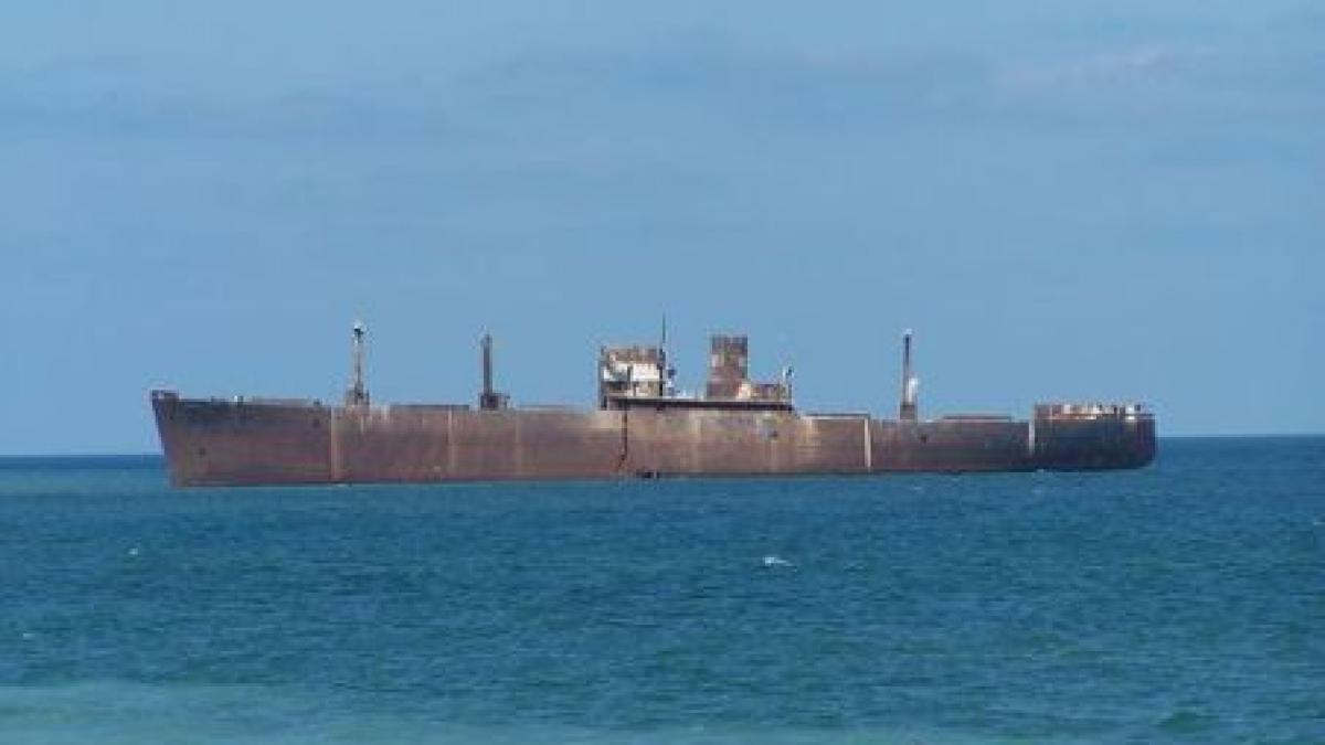 epava de la costinesti pradata de hotii de fier vechi