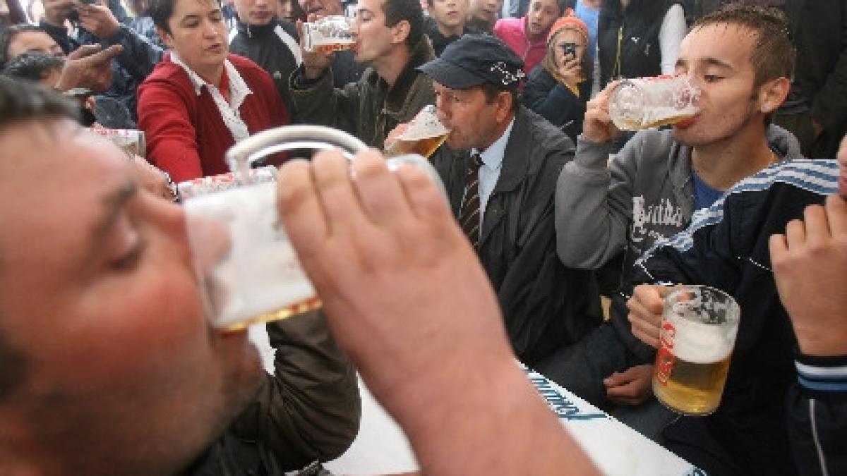 romanii isi potolesc setea cu bere alcoolul deshidrateaza spun medicii