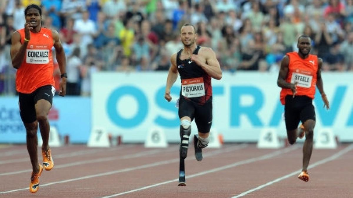 sportivul cu proteze de carbon in locul picioarelor oscar pistorius s a calificat la cm de atletism