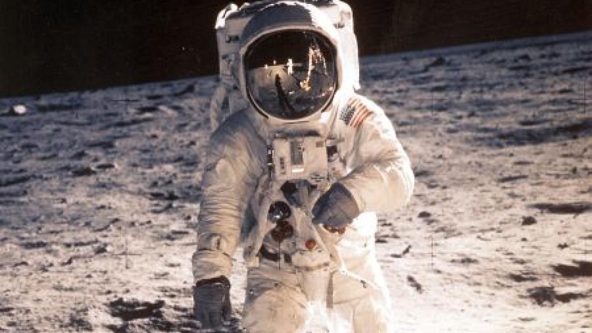 un pas mic pentru om un salt urias pentru omenire 42 de ani de la primul pas al omului pe luna