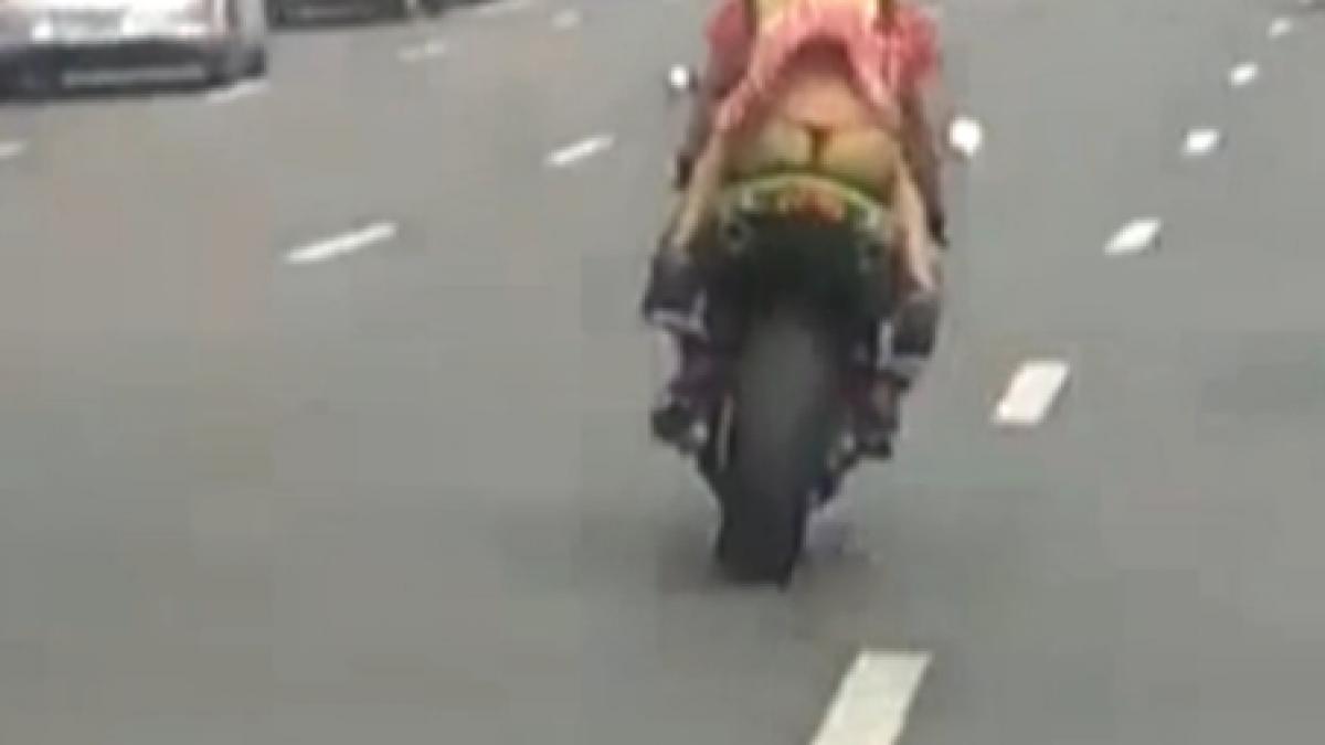 cu fustita in vant pe motor vezi o scena care ar fi facut o invidioasa pe marylin monroe