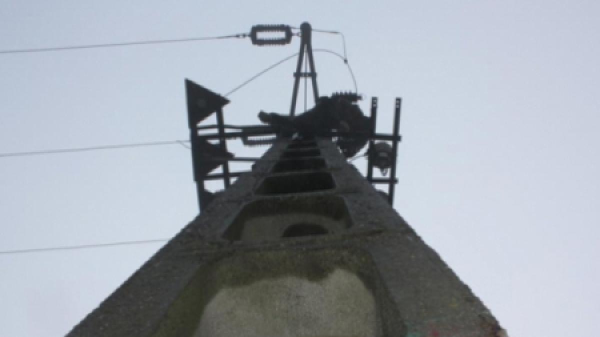 un barbat a murit electrocutat pe un stalp de electricitate