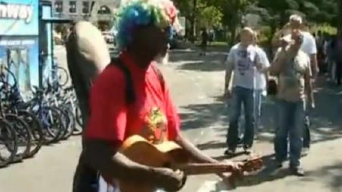 un profesor de muzica improvizeaza un cantec despre romania pe strazile din new york