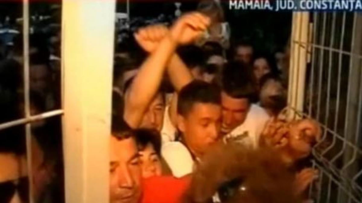 imagini incredibile oamenii s au calcat in picioare pentru a intra la o piscina din mamaia