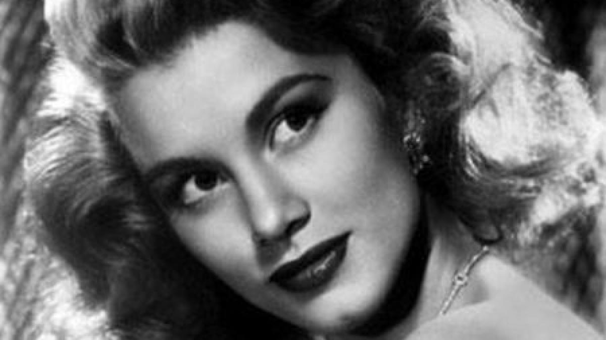 a murit mama rominei power cunoscuta drept prima fata bond