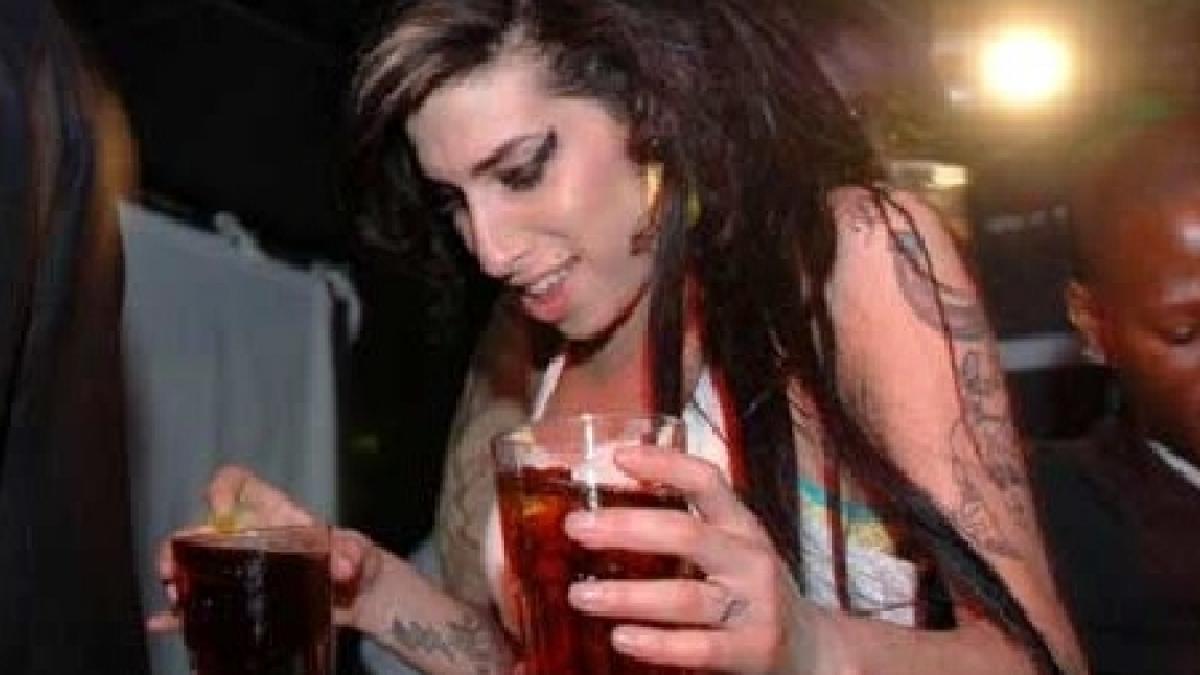 amy winehouse ar fi murit din cauza unui cocktail de droguri se asteapta rezultatul autopsiei