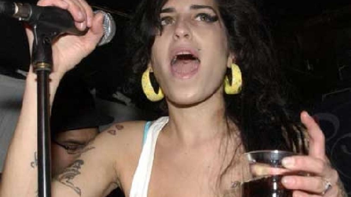 faze memorabile marca amy winehouse vezi filmulete cu artista beata sau drogata in concert