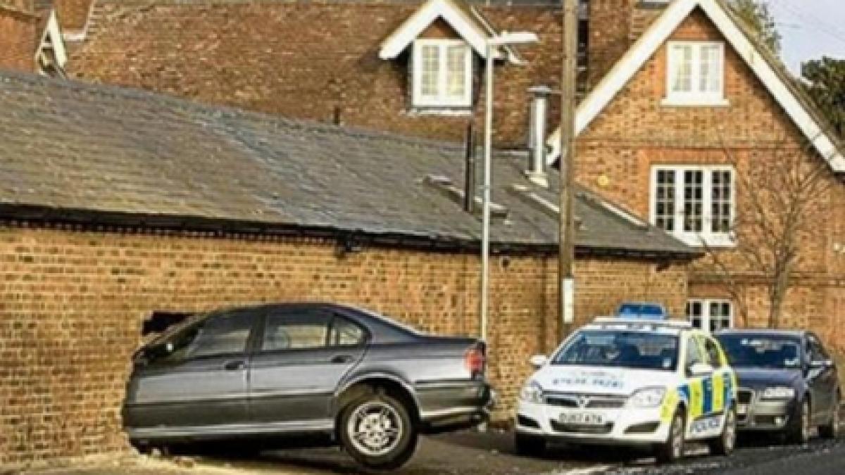 parcari inedite cum ajung soferii in ziduri piscine sau supendati deasupra apelor