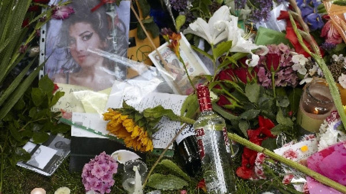 amy winehouse a fost incinerata averea artistei este deja disputata