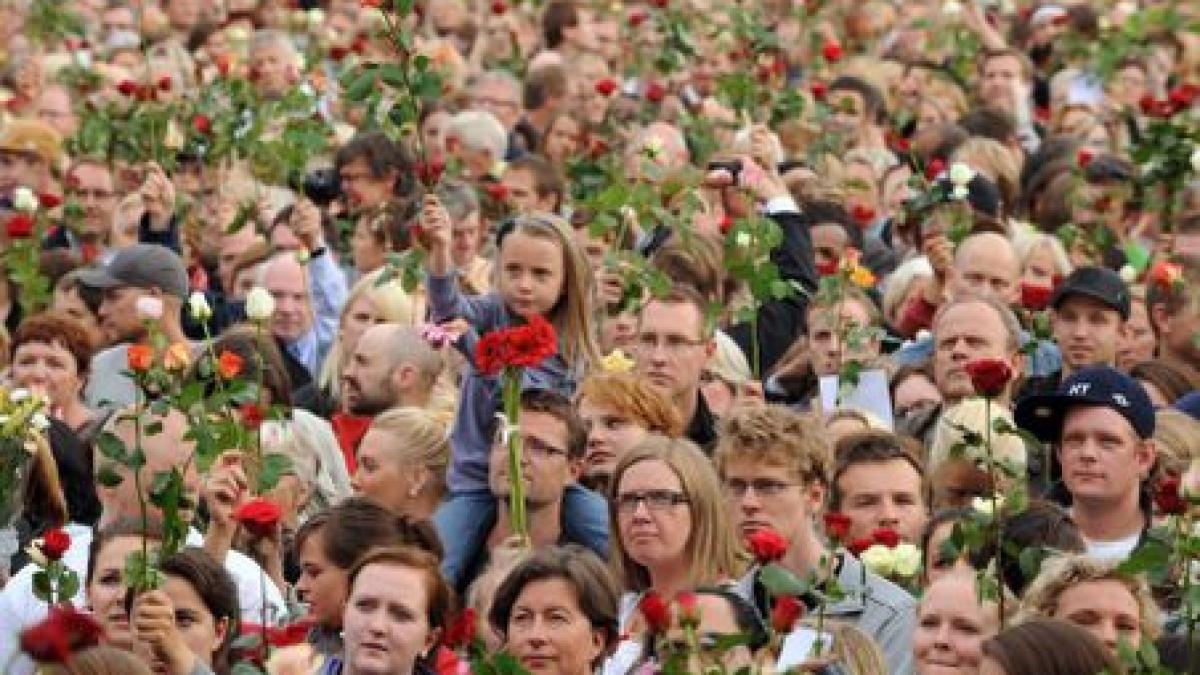 peste 100 000 de oameni au iesit pe strazile din oslo pentru a aduce un omagiu victimelor