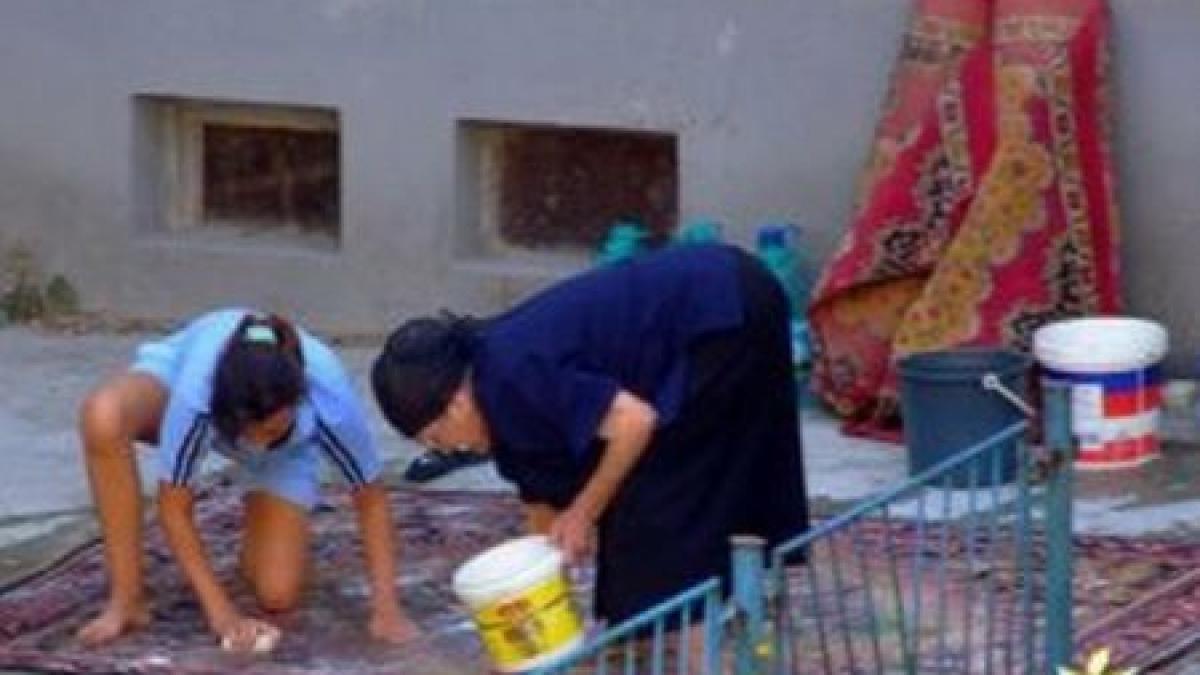 imagini incredibile si au spalat covorul in mijlocul unui bulevard din bucuresti si au blocat