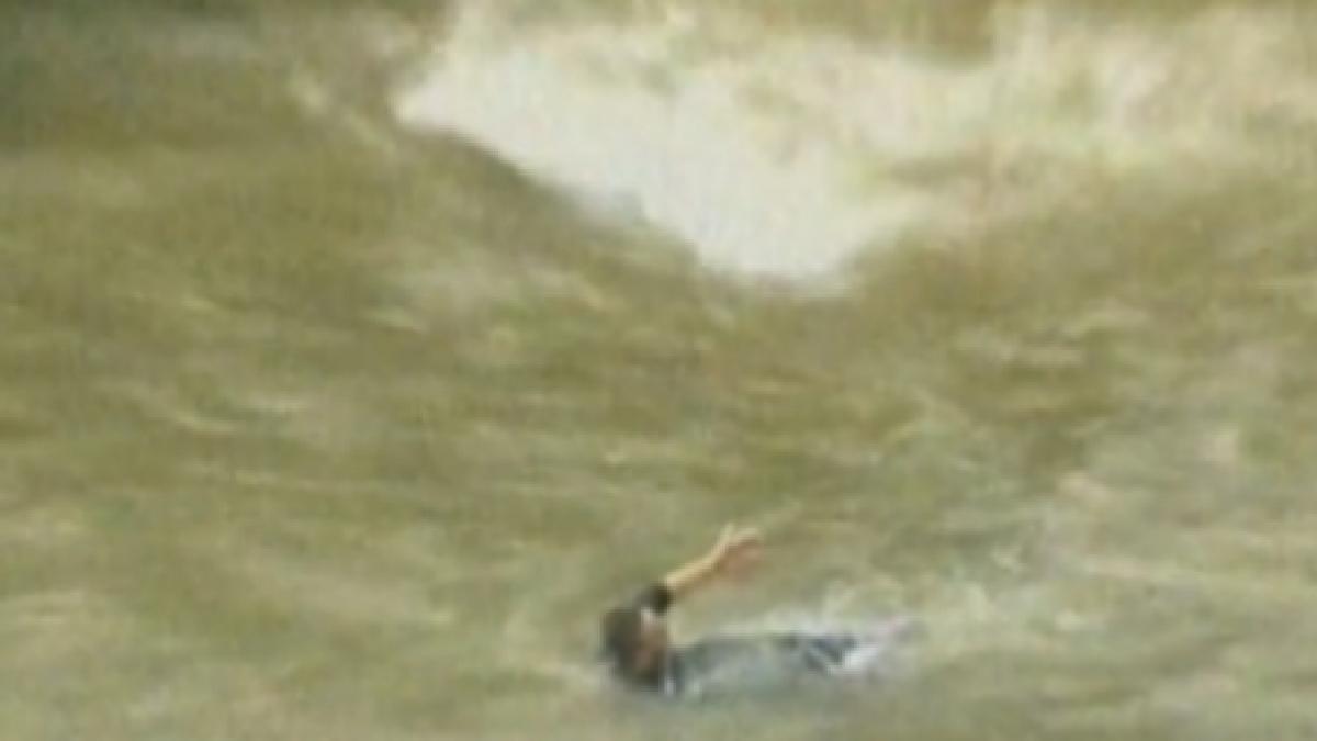 in loc sa il ajute doi tineri ii faceau poze amicului care nu se putea ridica din rau