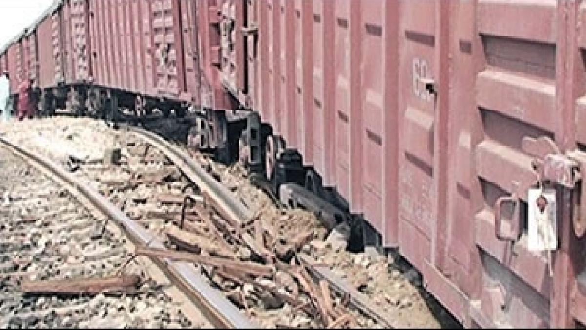 o suta de locuinte din california evacuate dupa deraierea unui tren de marfa cu substante