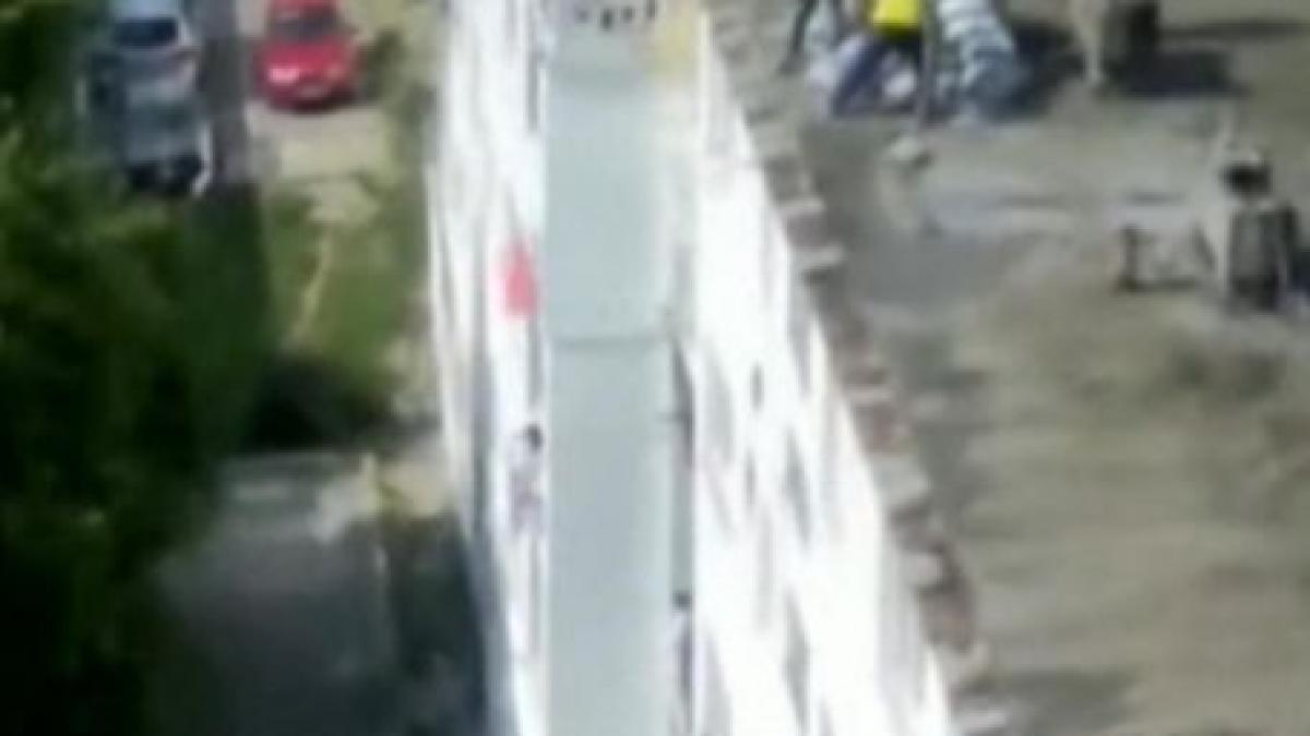 curatenie in stil romanesc mai multi muncitori inspirati au aruncat saci de moloz de pe bloc