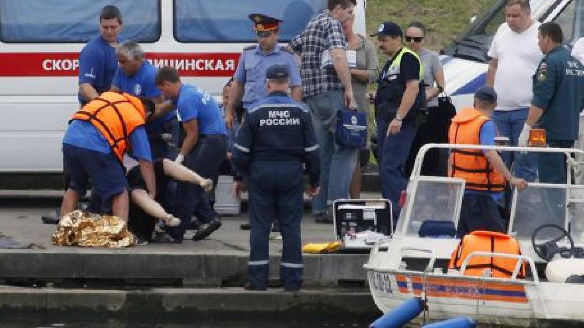 o barca s a scufundat pe raul moscova noua persoane au murit