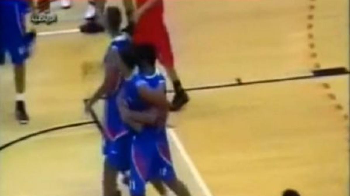 bataie ca n filme la un meci de baschet intre kuweit si bahrain juniorii si au imparit pumni cu