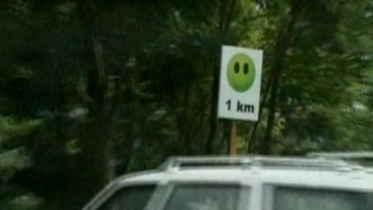 fete infuriate si zambitoare pe post de semne de circulatie pe drumurile din sibiu