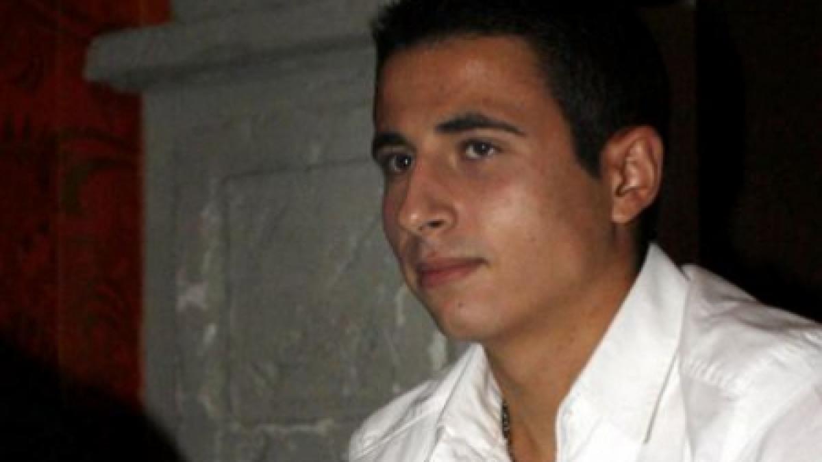 fiul elenei udrea si a luat bolid de 200 000 euro il parcheaza in statia de autobuz