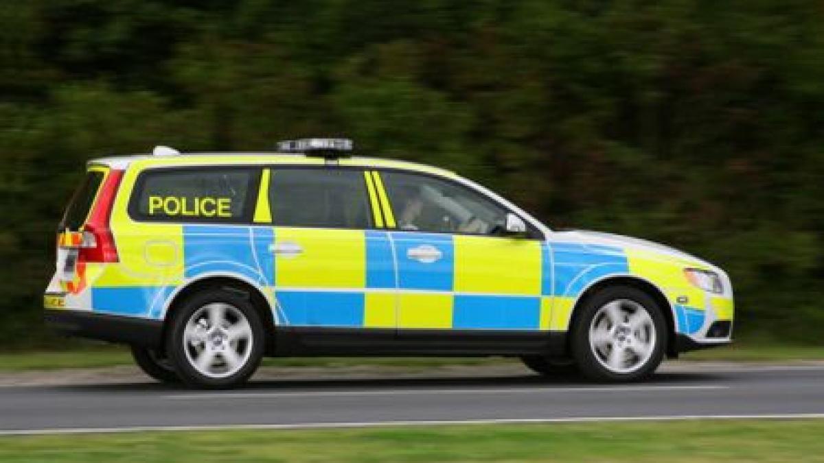 imagini dramatice un politist este lovit in plin cu masina de un hot omul legii se ridica si il