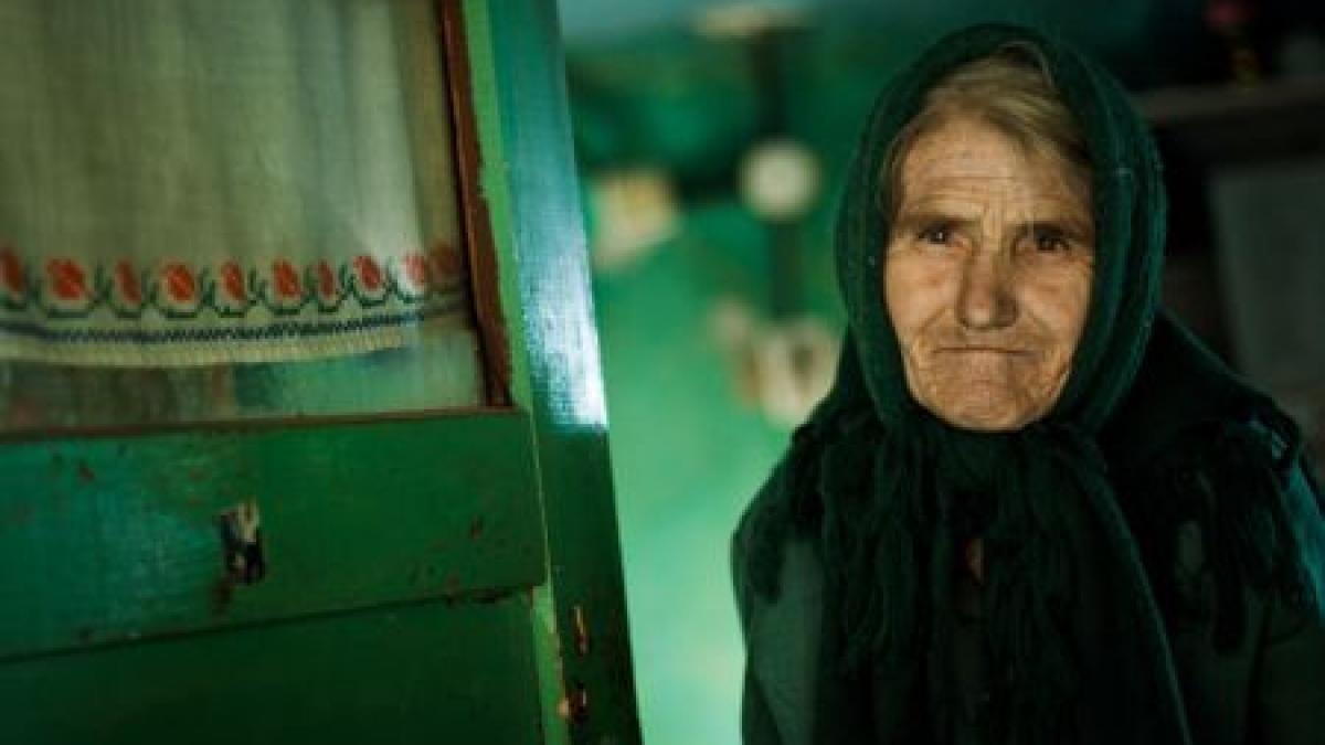 moarta de foame o batrana gasita decedata in casa asistentul social care o ingrijea se afla in