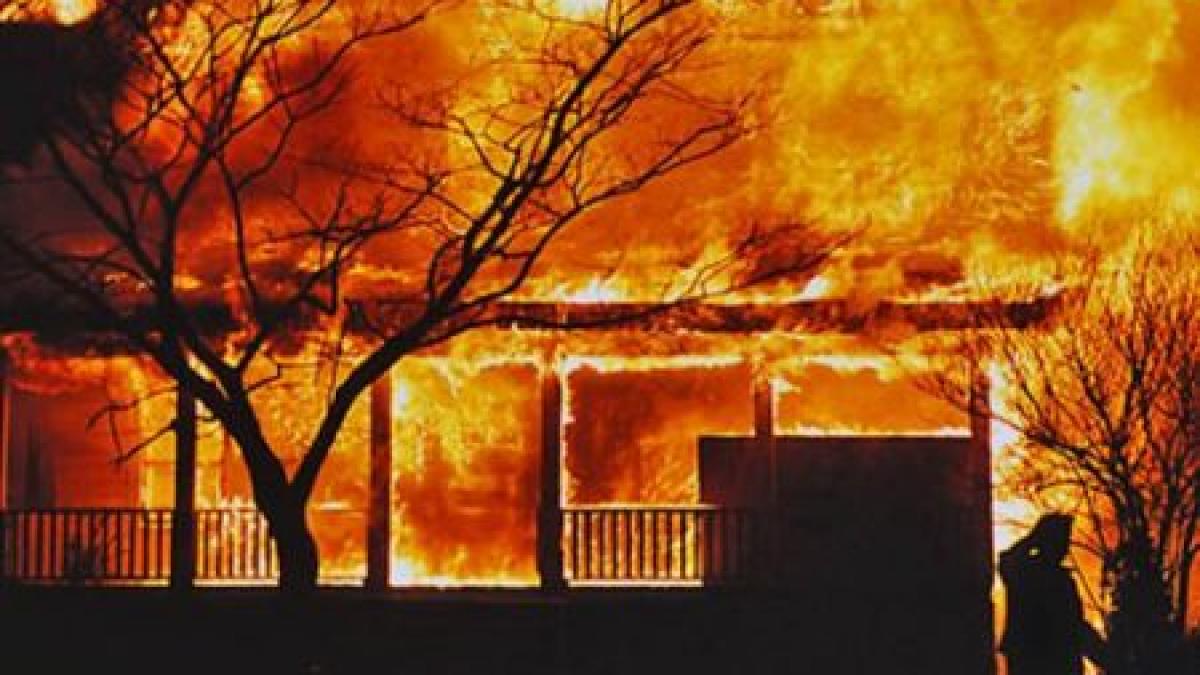 caz socant o batrana si trei copii incuiati in propria casa locuinta a fost apoi incendiata