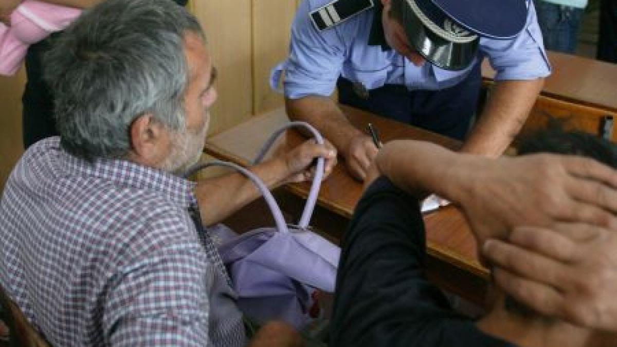 cel mai varstnic traficant de tigari un batran de 70 de ani retinut pentru contrabanda