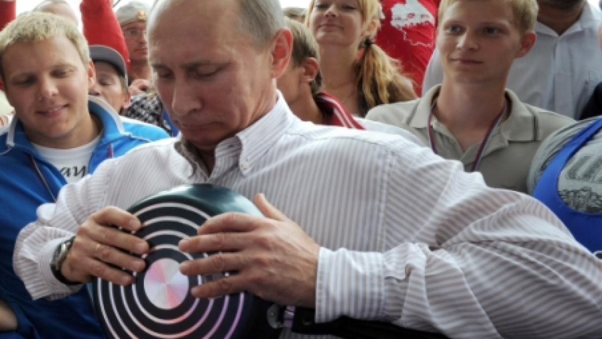 demonstratie de forta a lui putin in fata tinerilor a indoit tigai cu mainile goale