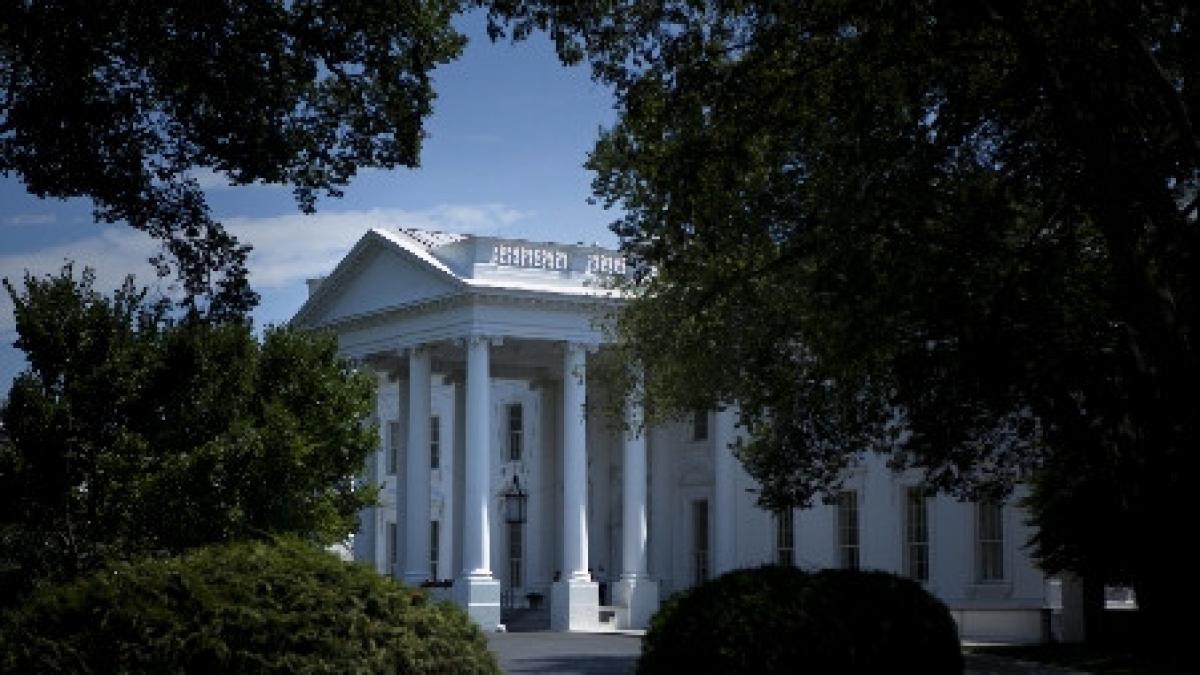 un barbat fara adapost a sarit gardul care inconjoara casa alba