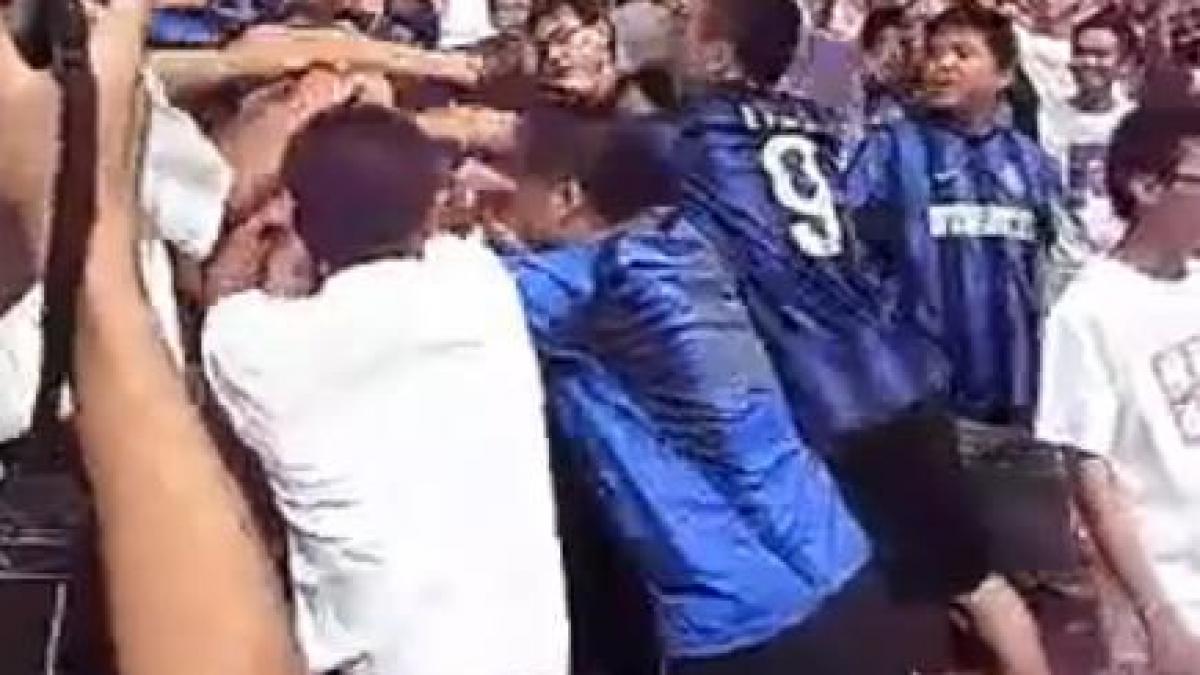 un fan al lui ac milan dezbracat si agresat de suporterii interisti din beijing