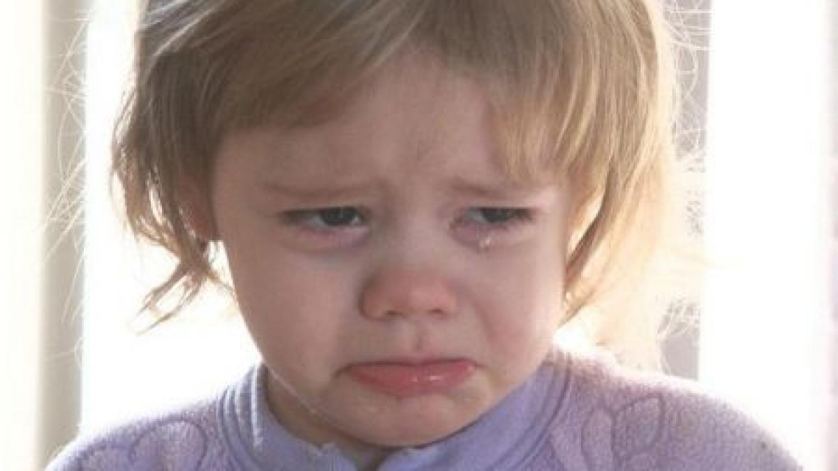 o fetita de aproape 2 ani oparita la gradinita educatoarele nu au chemat salvarea