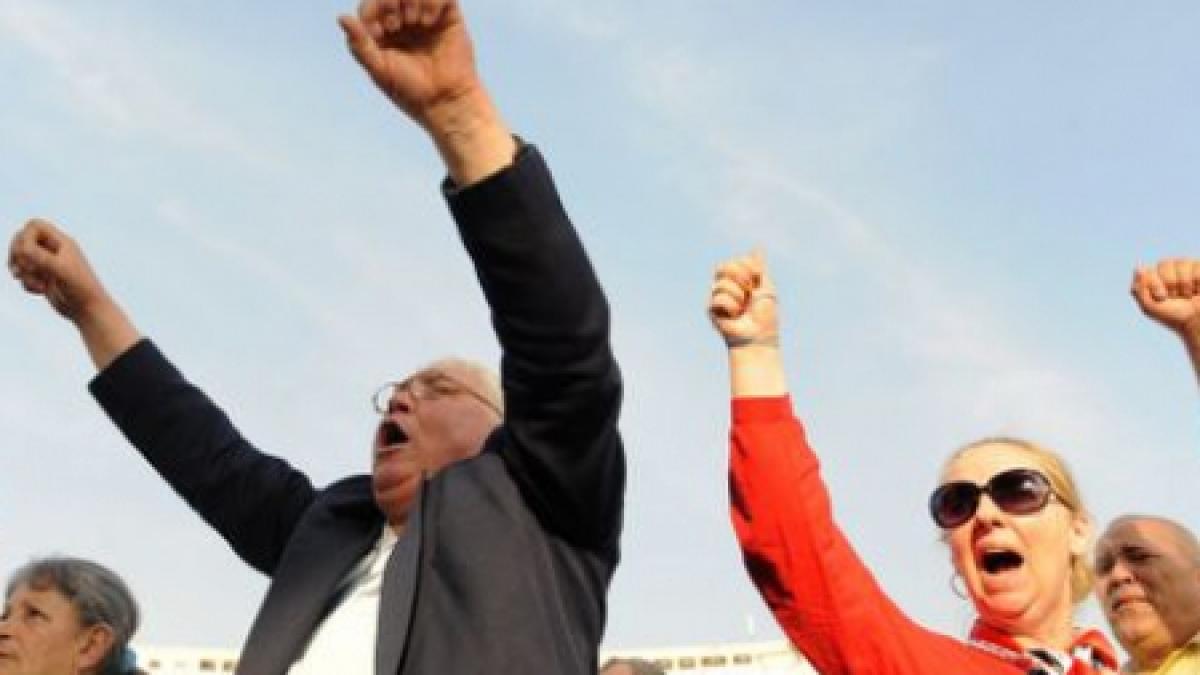 peste 100 de oameni au iesit pe strazile din strehaia oamenii cer redeschiderea spitalului