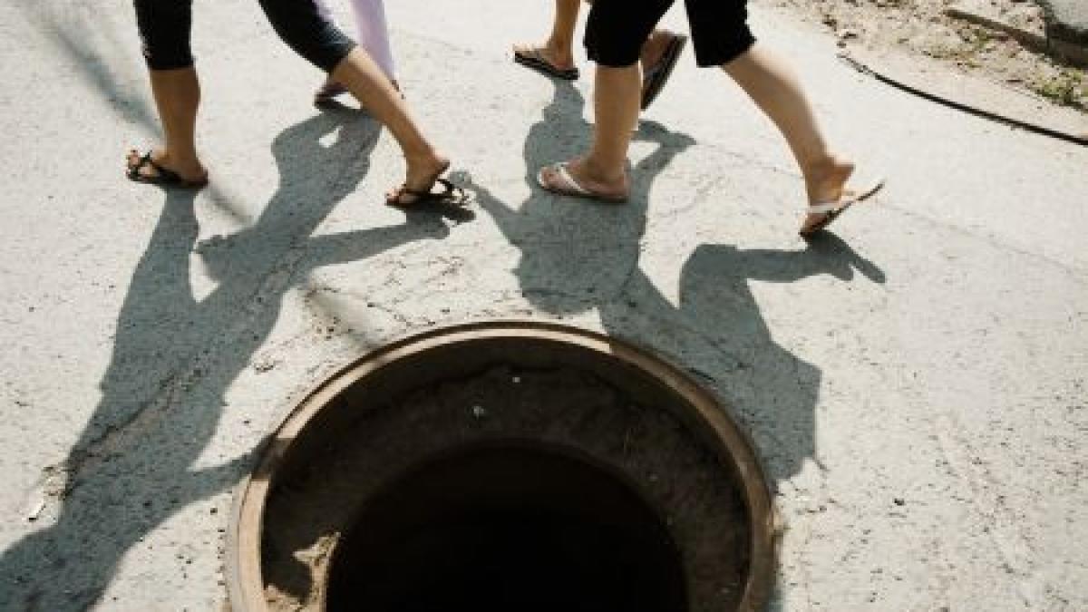 un copil de doi ani a ajuns la spital dupa ce a cazut intr un canal