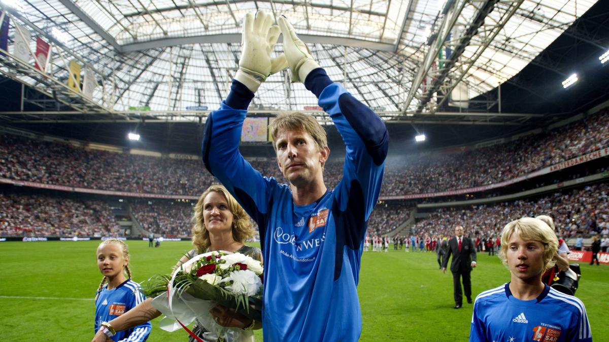 van der sar s a retras oficial dupa un meci jucat in fata a peste 50 000 de spectatori