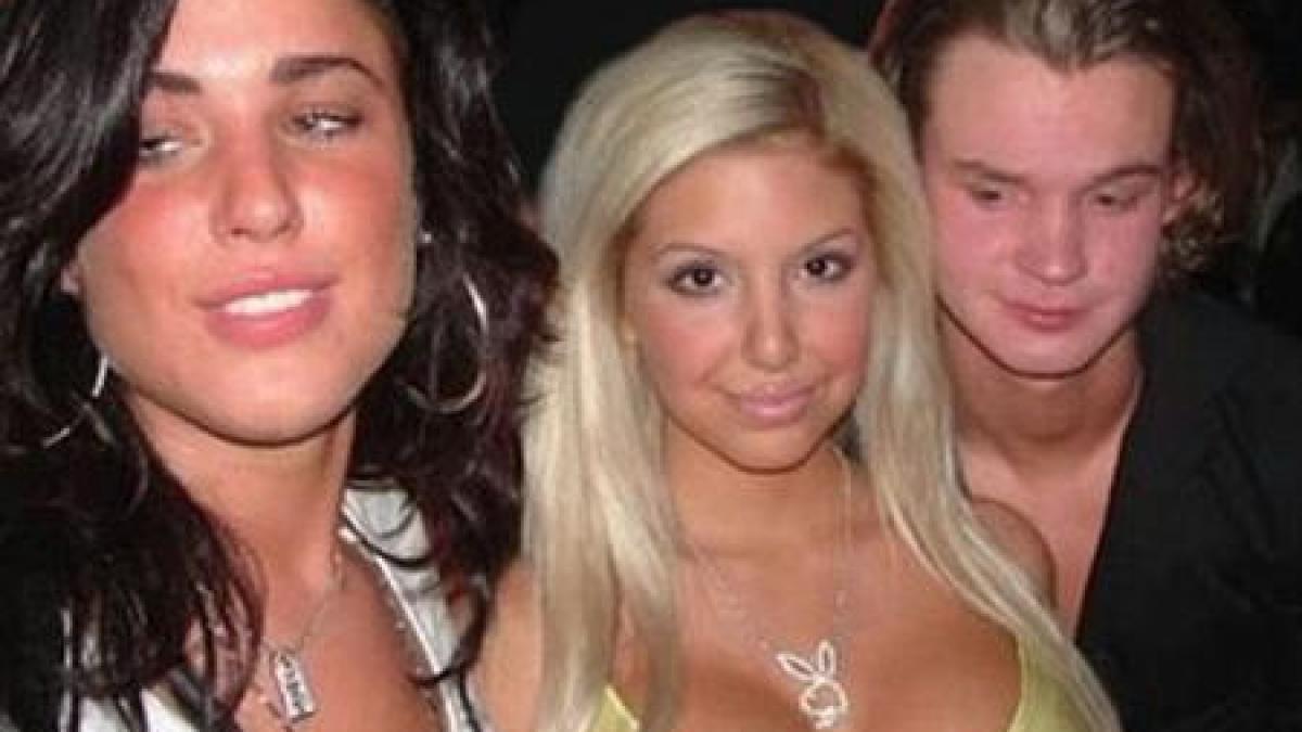 nu le ar fi rusine foto cu barbati care se uita in decolteul femeilor