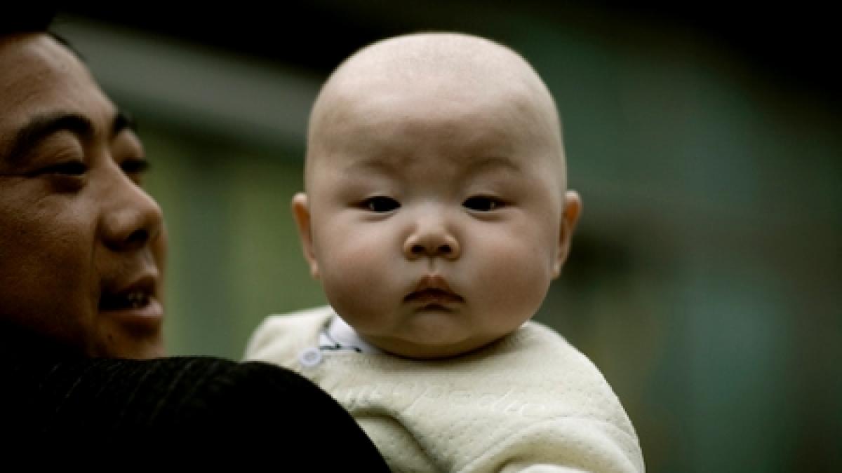 zeci de copii chinezi rapiti din propriile familii de autoritati nu e un caine e copilul meu