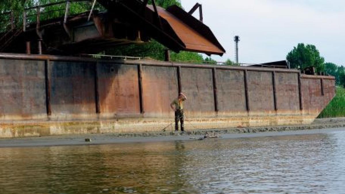 cinci tineri au pornit pe dunare pe o pluta fabricata din 1 500 de peturi de plastic