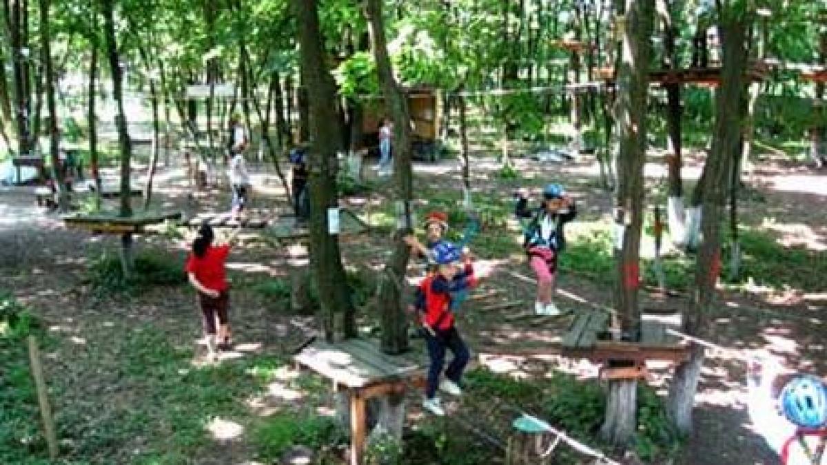 copil de 13 ani internat in stare grava dupa ce a cazut un leagan peste el