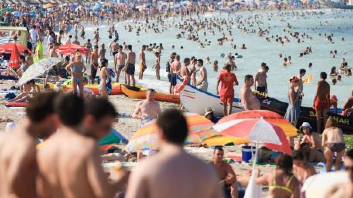 toata lumea este la mare vezi aici cati oameni au ales sa petreaca weekendul pe litoral