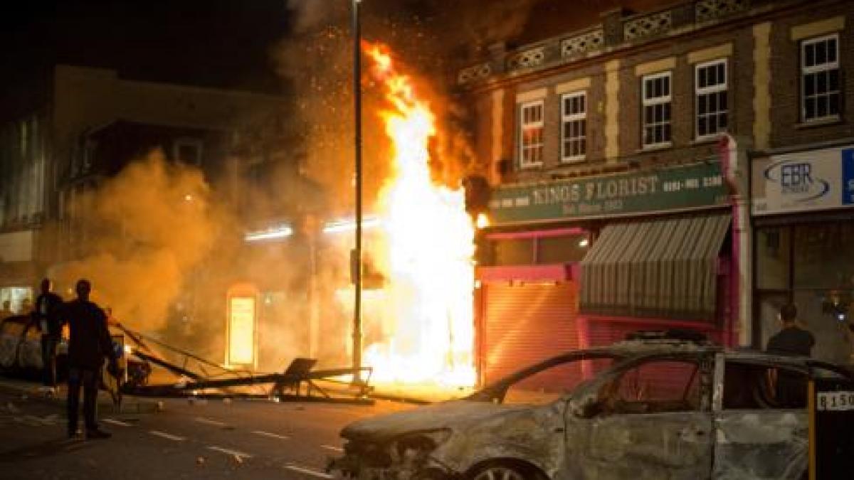 violente la londra trei masini de politie un autobuz si o cladire au fost incendiate