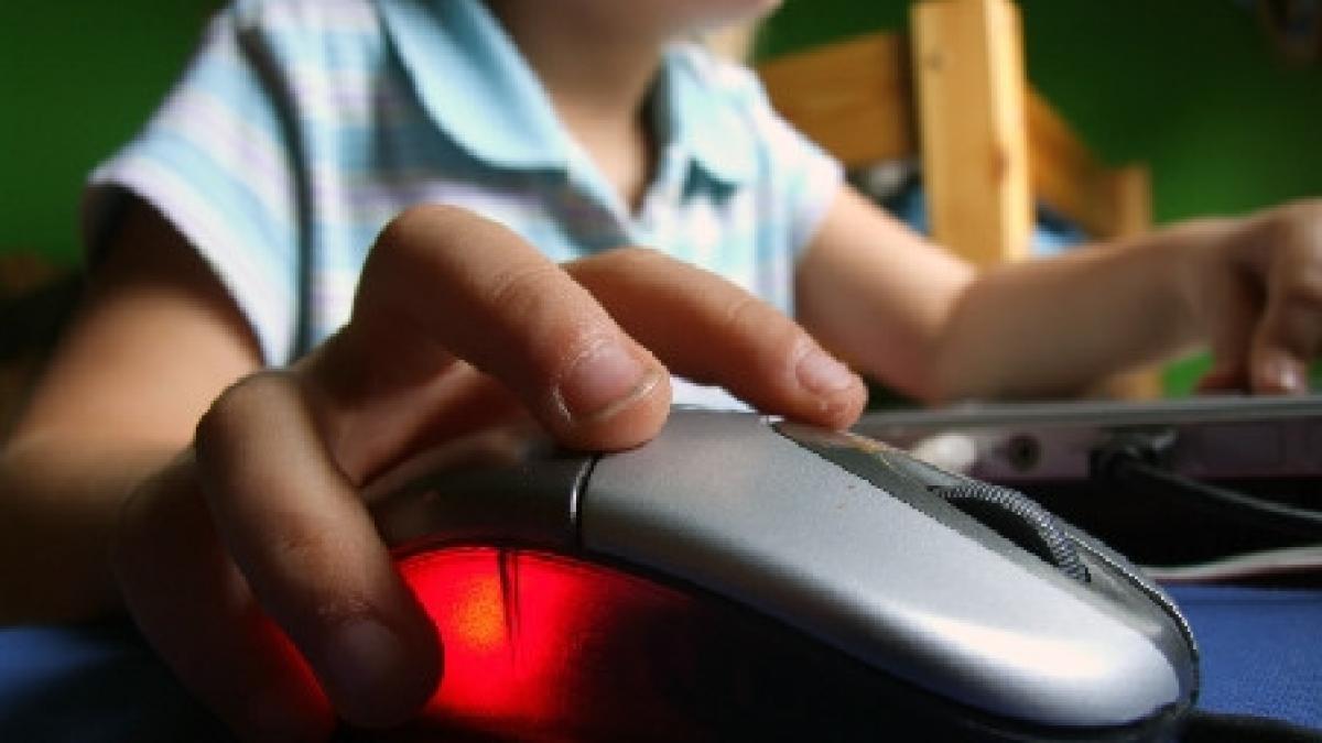 cinci tineri din olt sunt cercetati de procurorii diicot pentru pornografie infantila