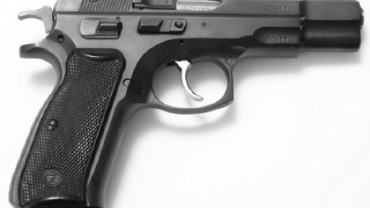 membru pdl cu pistolul pe masa in timpul unui proces din judetul dambovita