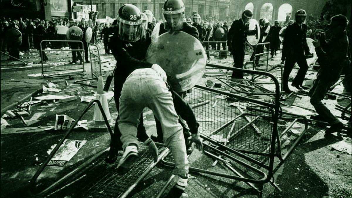 val de violente in marea britanie jafurile si vandalismul din londra s au raspandit si in provincie