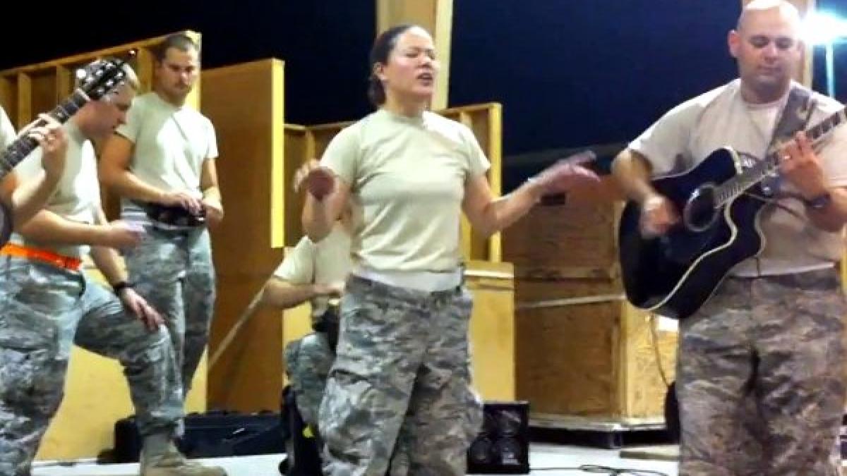 soldatii au talent o femeie pilot canta incredibil acompaniata de colegii ei
