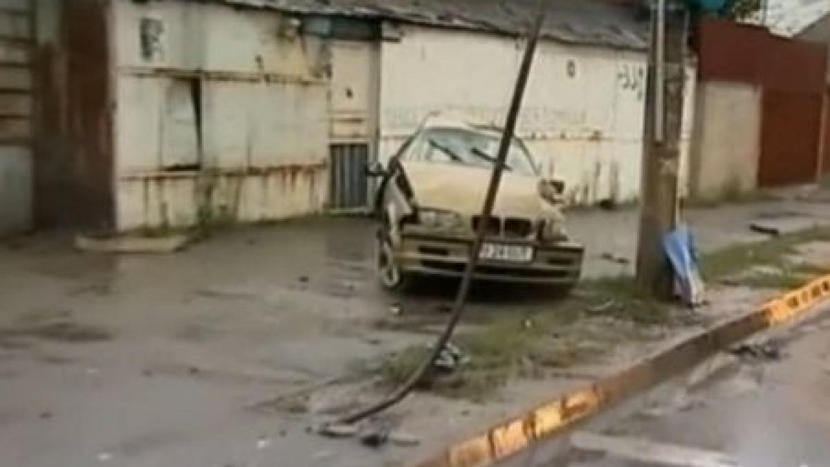 un sofer din bucuresti a scapat cu viata dupa ce masina i s a rupt in doua