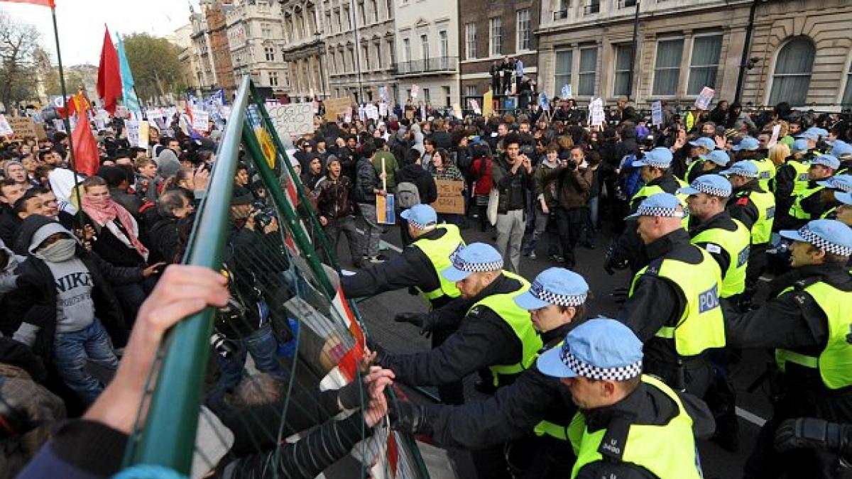 o balerina un agent imobiliar si fiica unui milionar printre huliganii din marea britanie