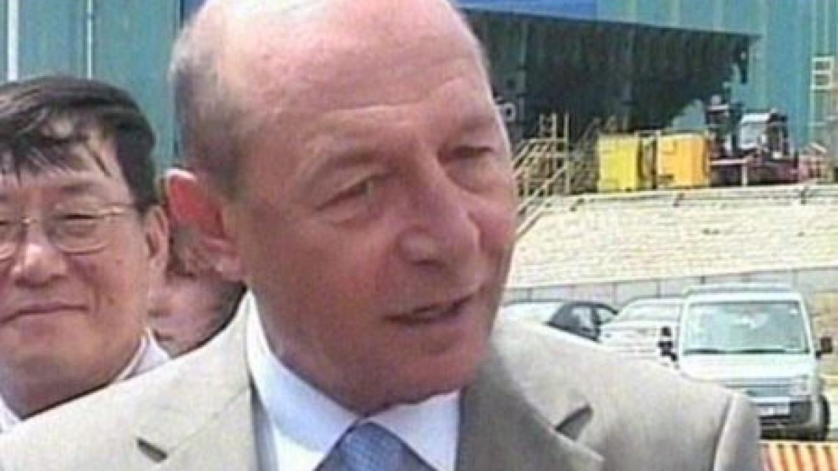 traian basescu daca tot imprumutam pentru salarii si pensii dam faliment toti